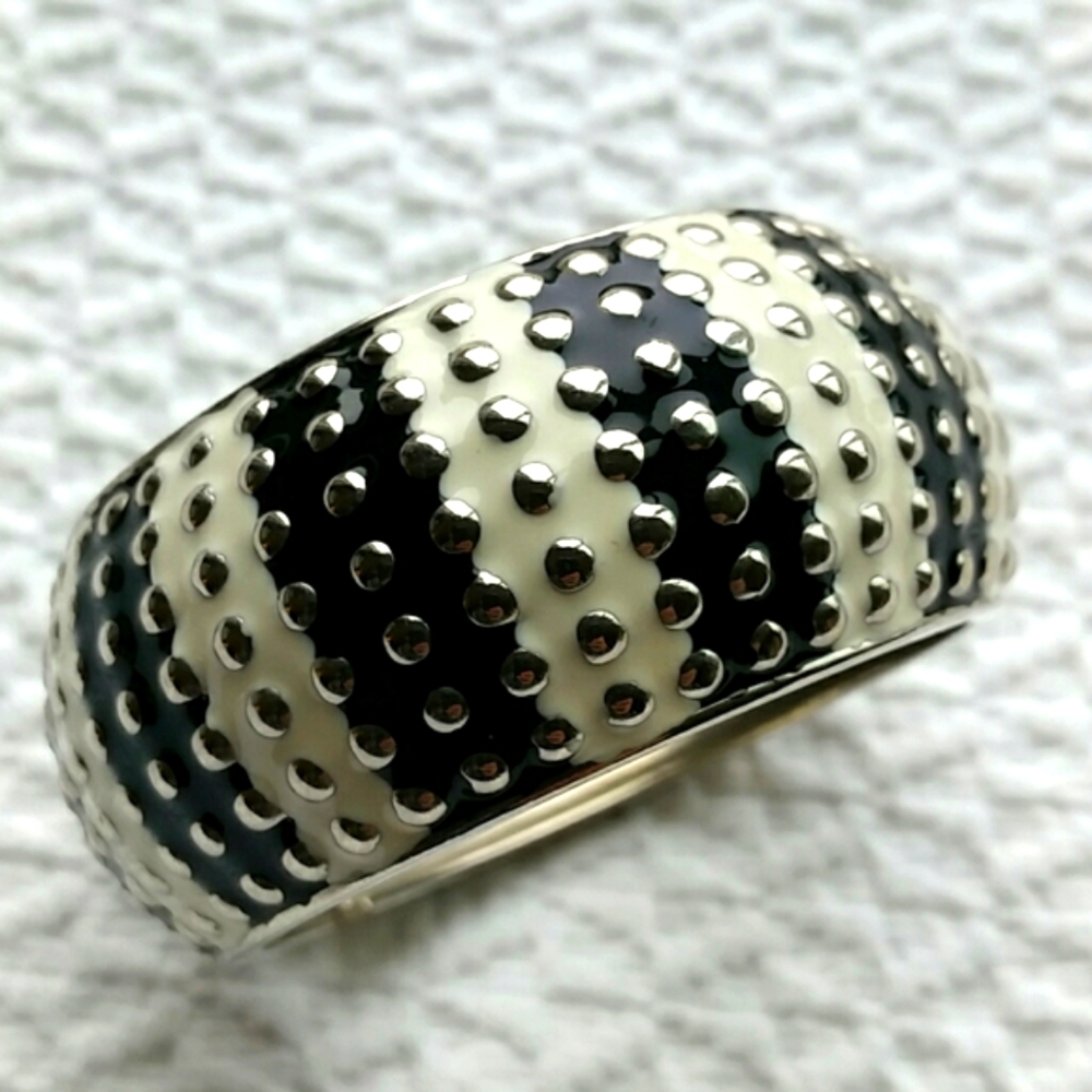 Black White Silvertone Enameled Textured Hinged Wide Bracelet Bangle